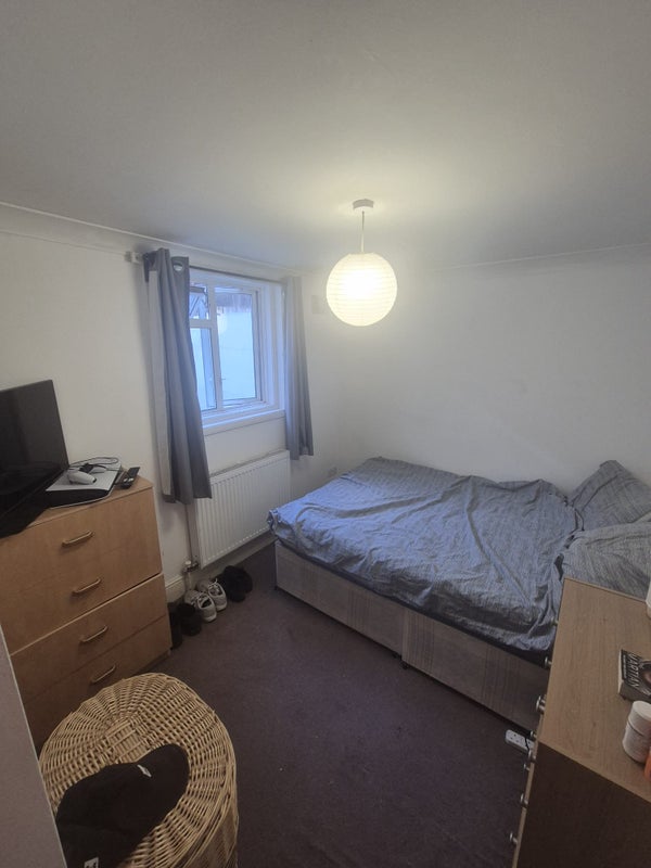 Room Ferndale Road in Greater London