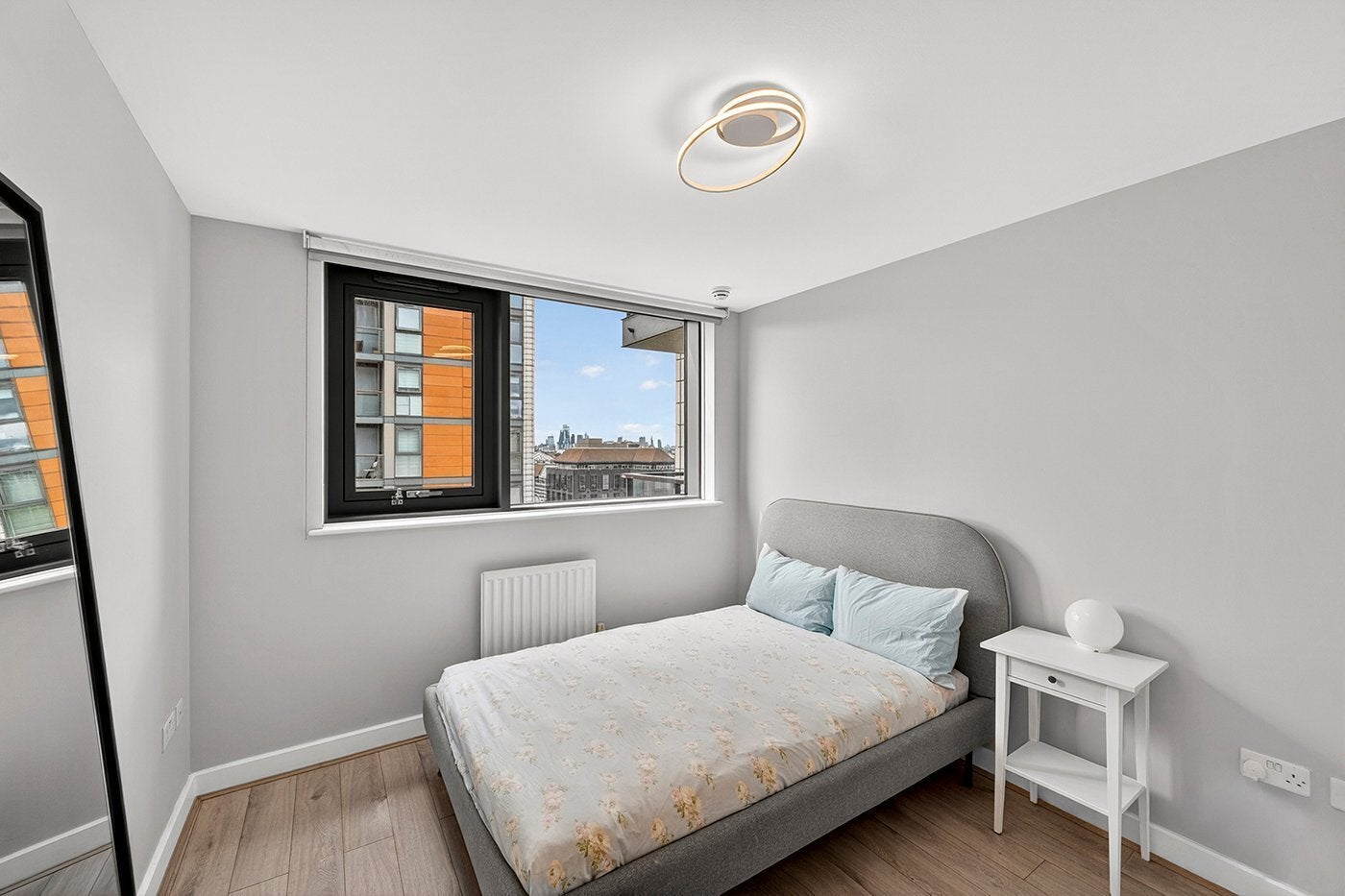 Flat Blackwall Way in Greater London