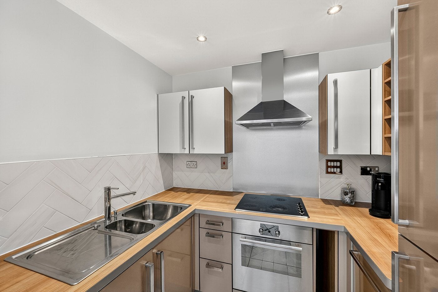 Flat Blackwall Way in Greater London