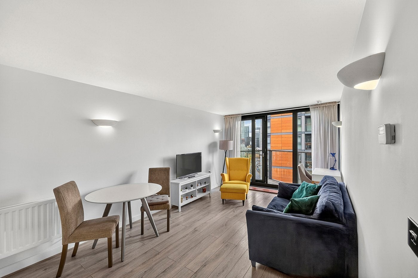 Flat Blackwall Way in Greater London