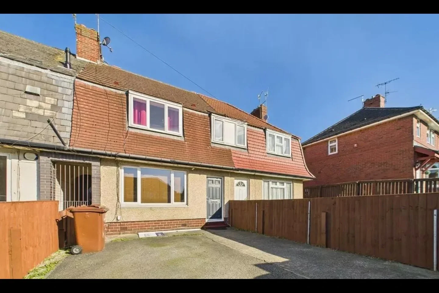 House Winrose Avenue in Leeds