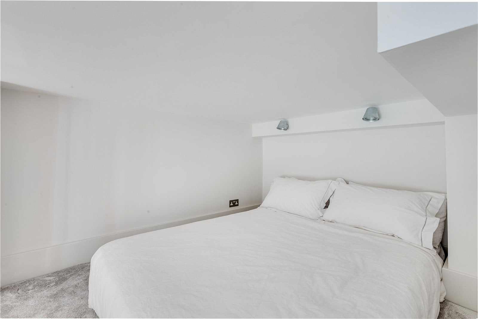 Flat Sinclair Gardens in Greater London