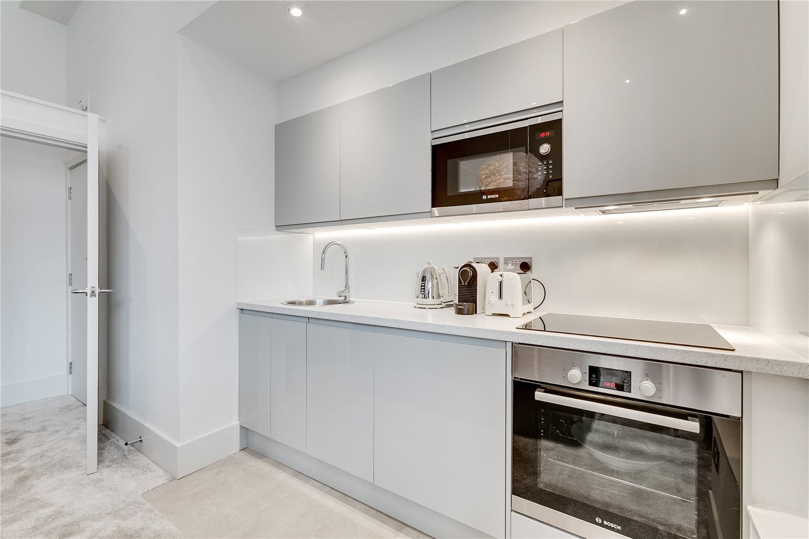 Flat Sinclair Gardens in Greater London