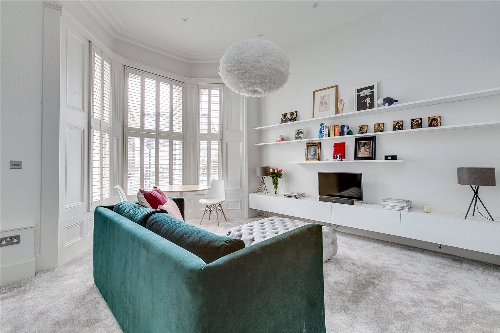 Flat Sinclair Gardens in Greater London
