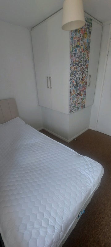 Room Southgate Drive in Crawley