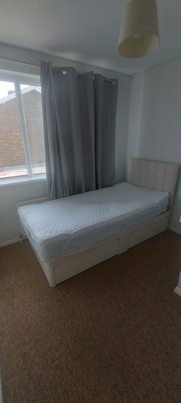 Room Southgate Drive in Crawley