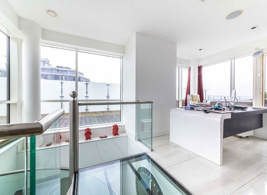 Flat Victoria Square in Greater London