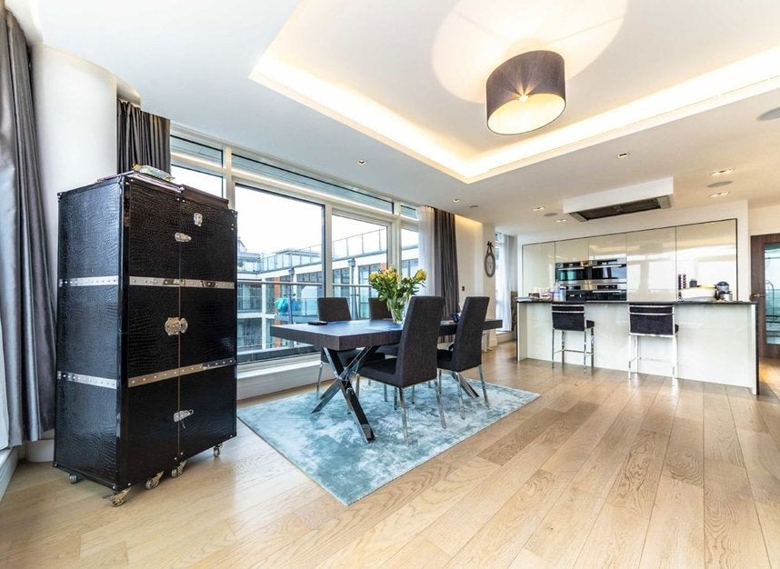 Flat Victoria Square in Greater London