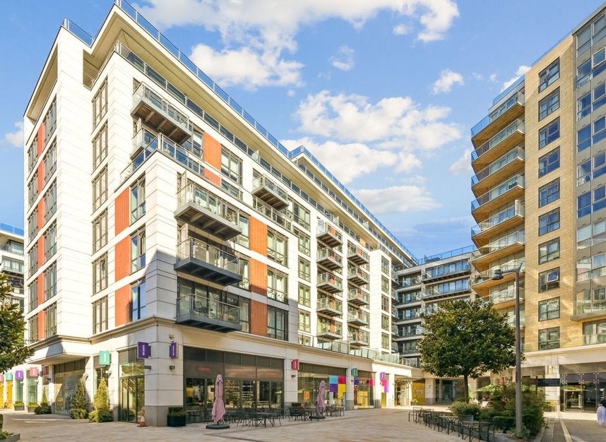 Flat Victoria Square in Greater London