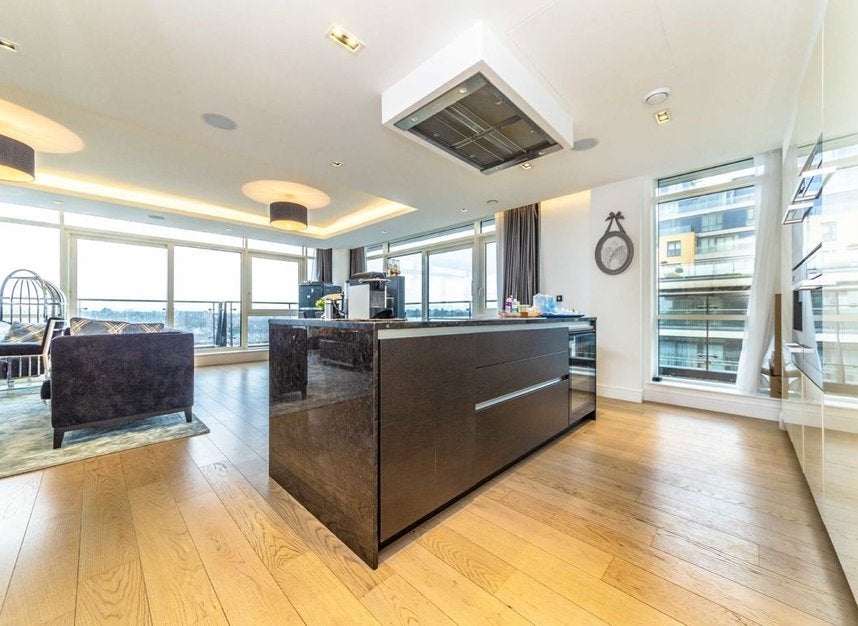 Flat Victoria Square in Greater London