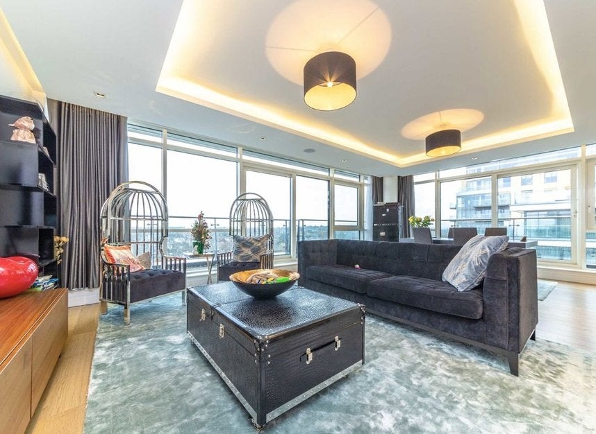 Flat Victoria Square in Greater London
