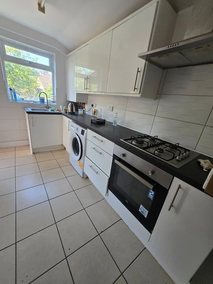 Room Orchard Grove in Greater London