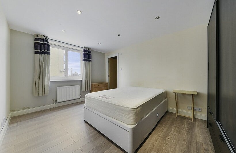 Flat Millennium Drive in Greater London