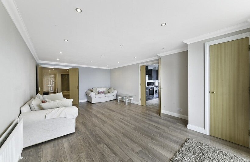 Flat Millennium Drive in Greater London