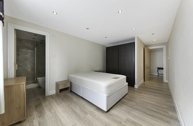 Flat Millennium Drive in Greater London