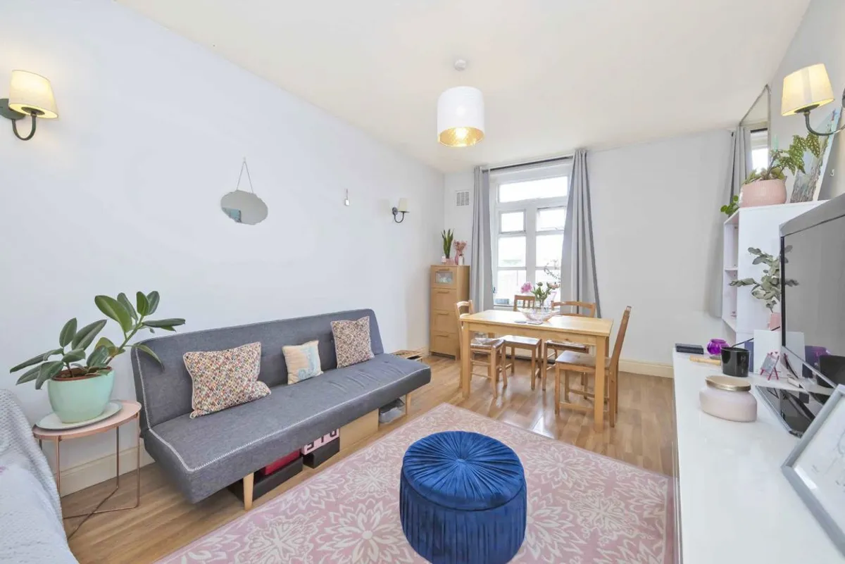Flat Clapham High Street in Greater London
