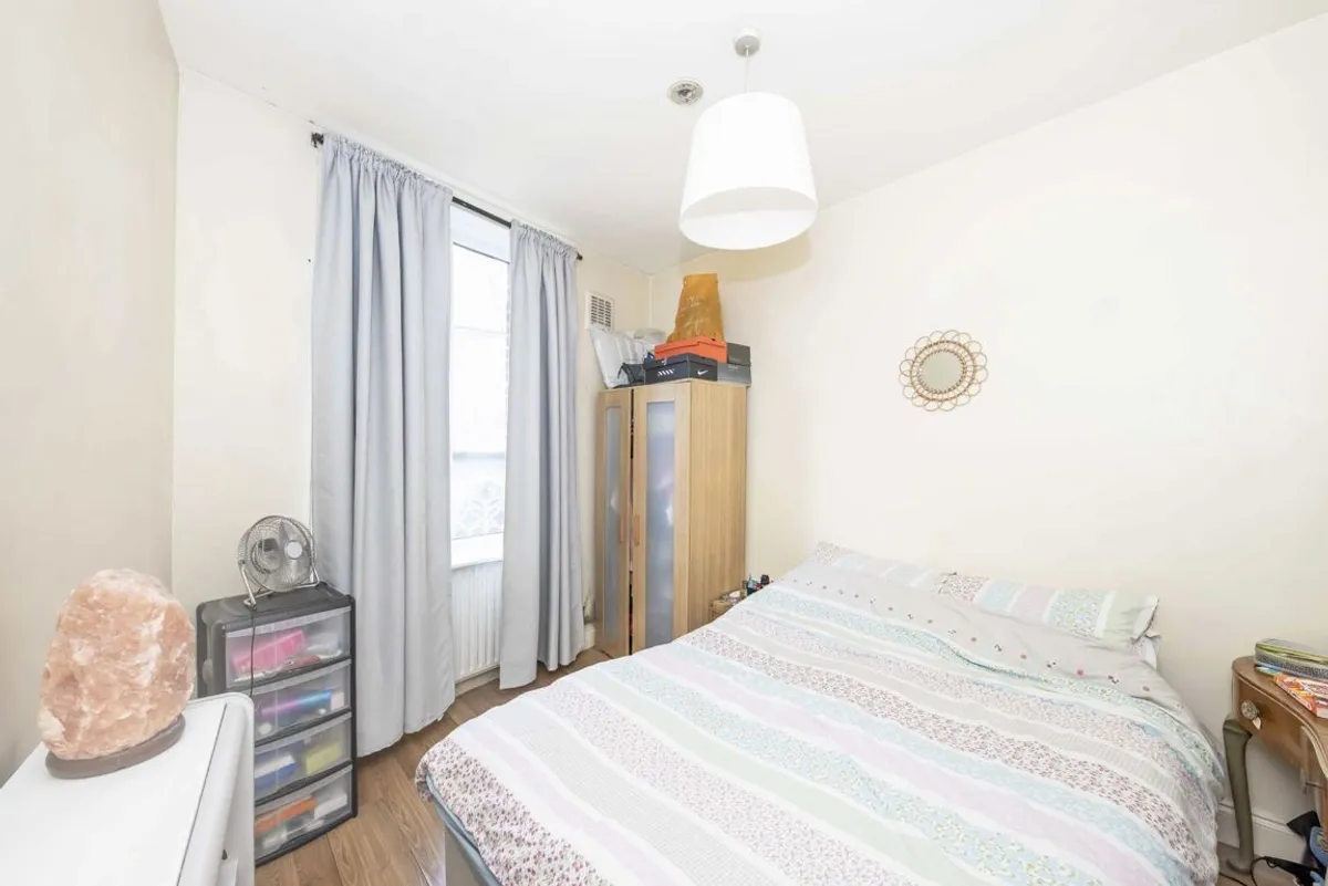 Flat Clapham High Street in Greater London