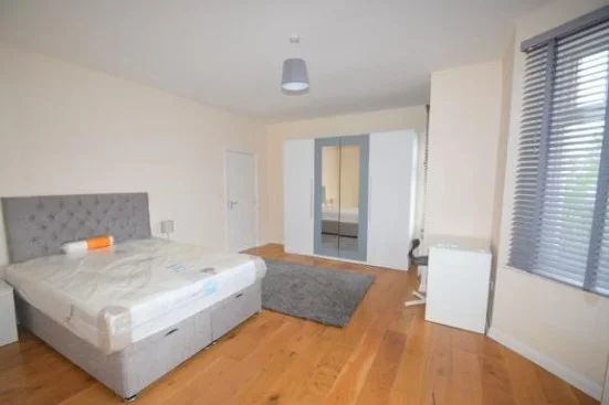Room Worple Road in Greater London
