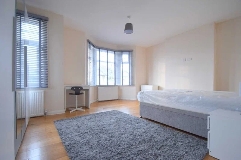 Room Worple Road in Greater London