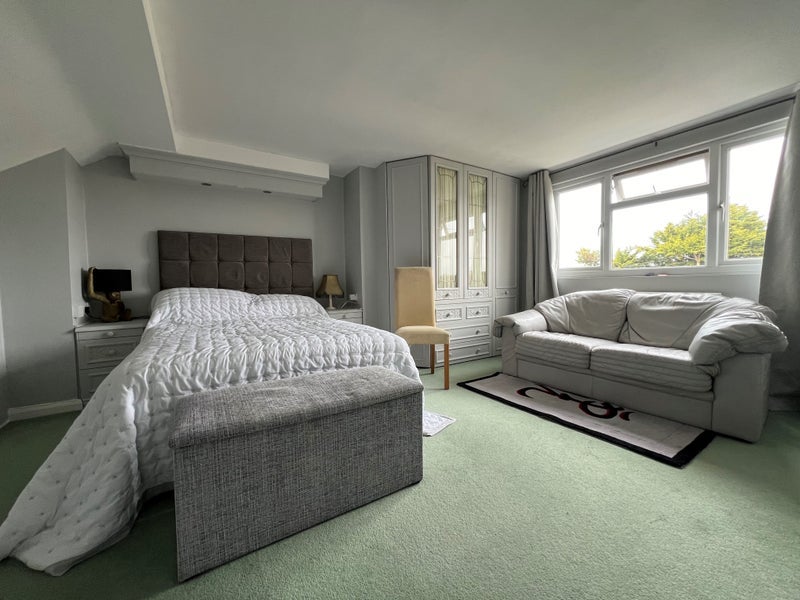 Room Elmfield Road in Greater London