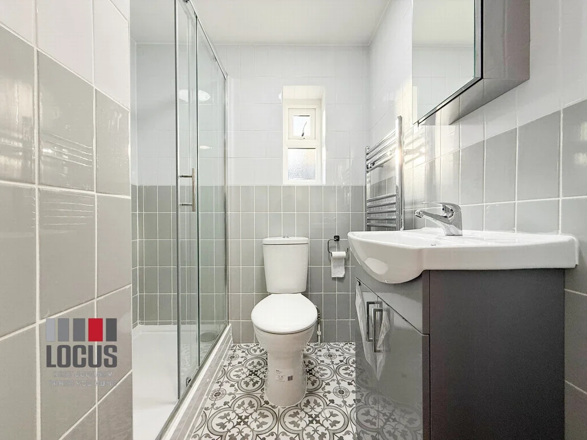 Room West Green Road in Greater London