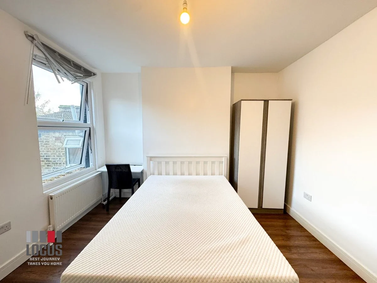 Room West Green Road in Greater London
