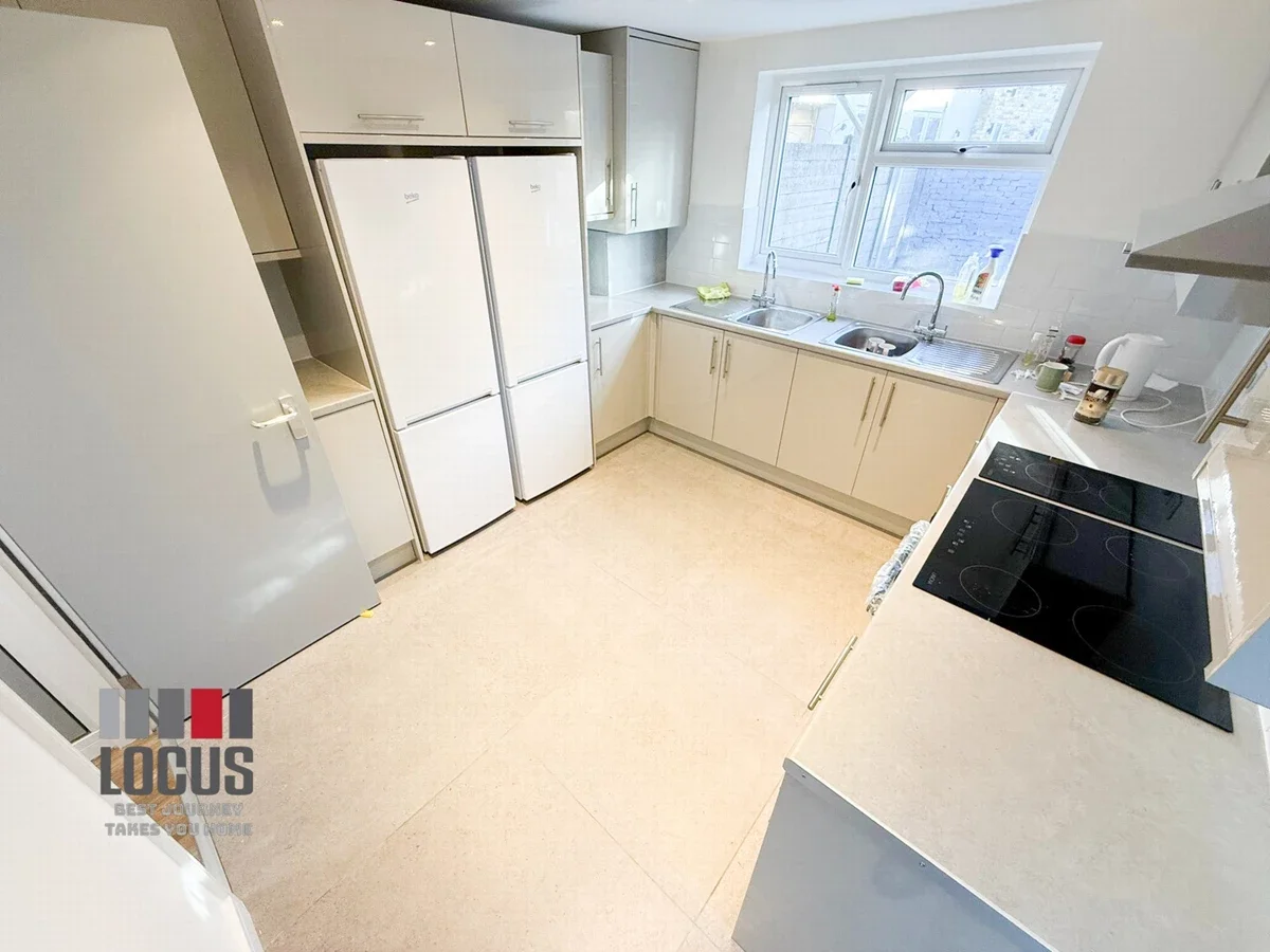 Room West Green Road in Greater London