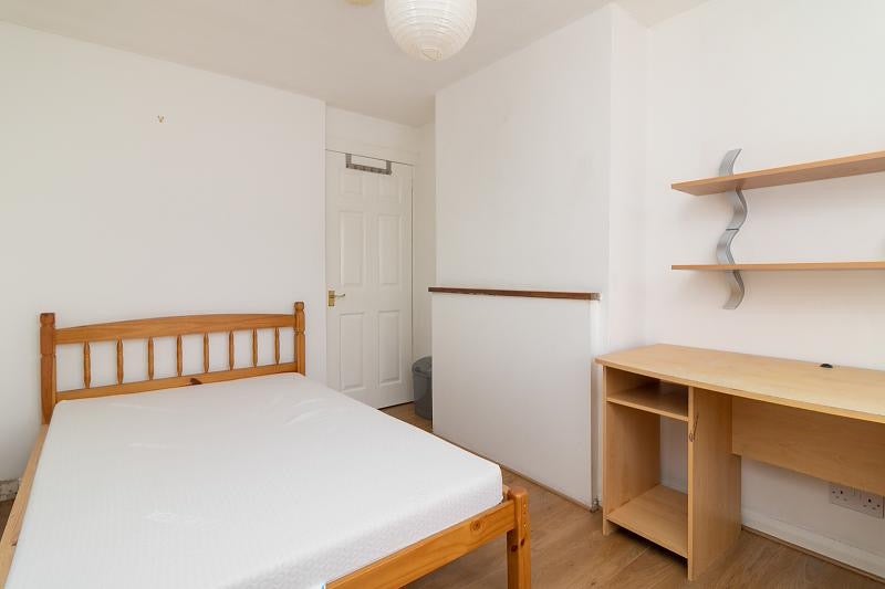 Room Bramshaw Road in Canterbury