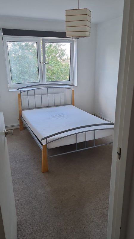 Room Grove Street in Greater London