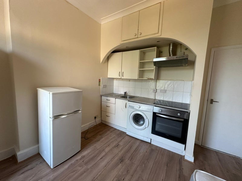 Flat Kenton Avenue in Greater London