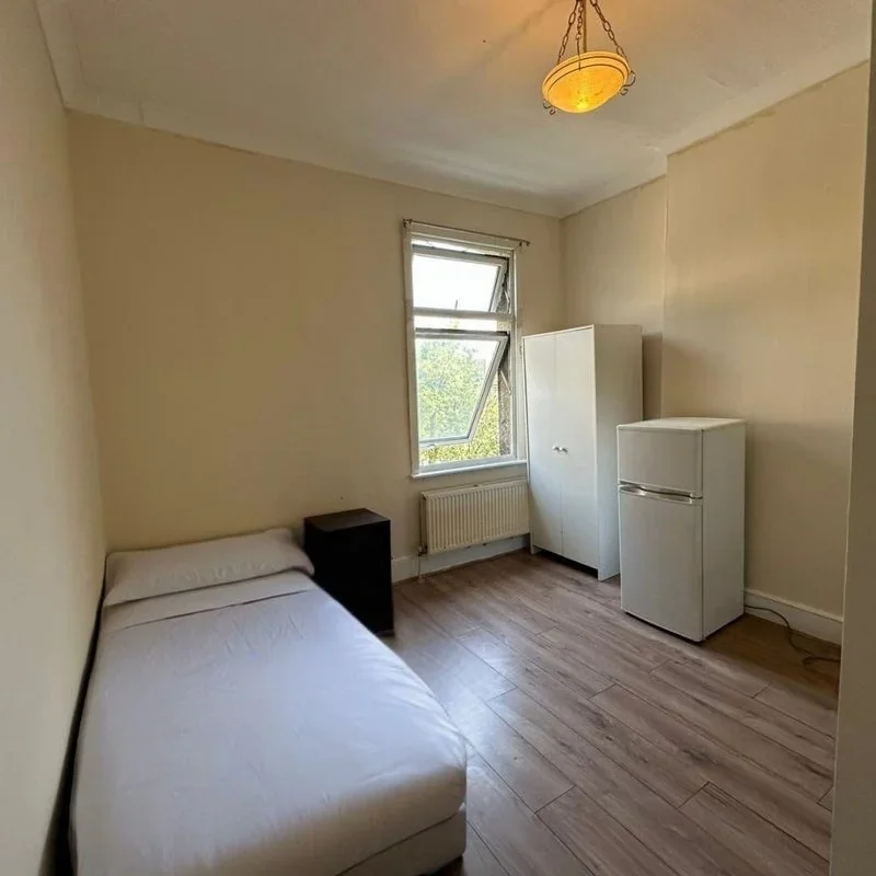 Flat Kenton Avenue in Greater London