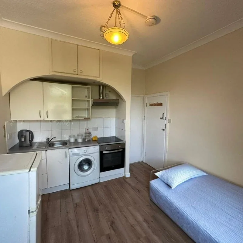 Flat Kenton Avenue in Greater London