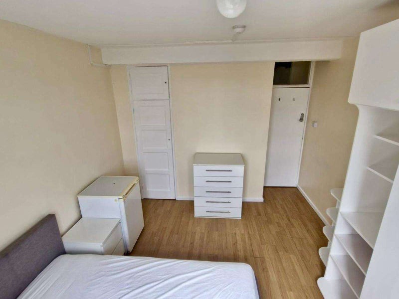 Room Shackleton Close in Greater London