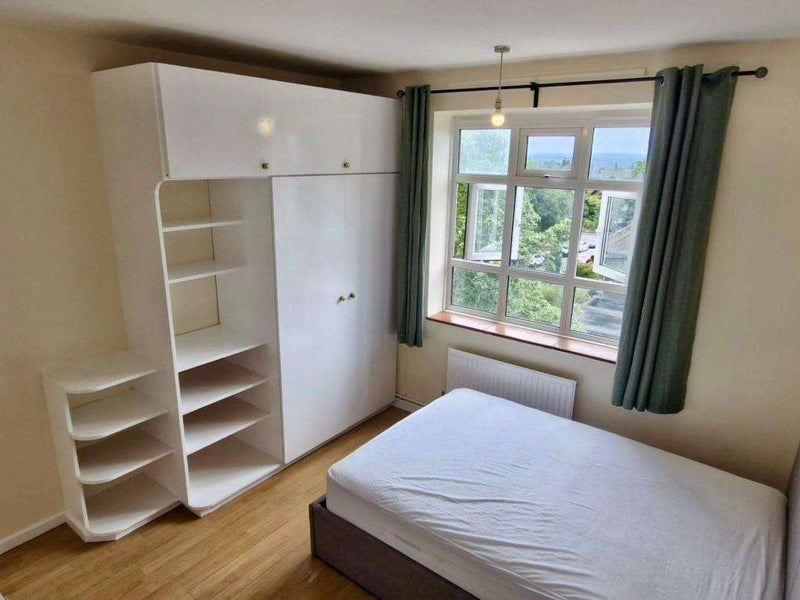 Room Shackleton Close in Greater London