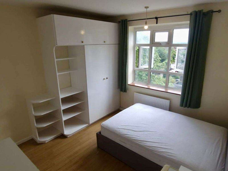Room Shackleton Close in Greater London