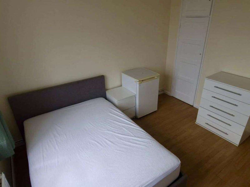 Room Shackleton Close in Greater London