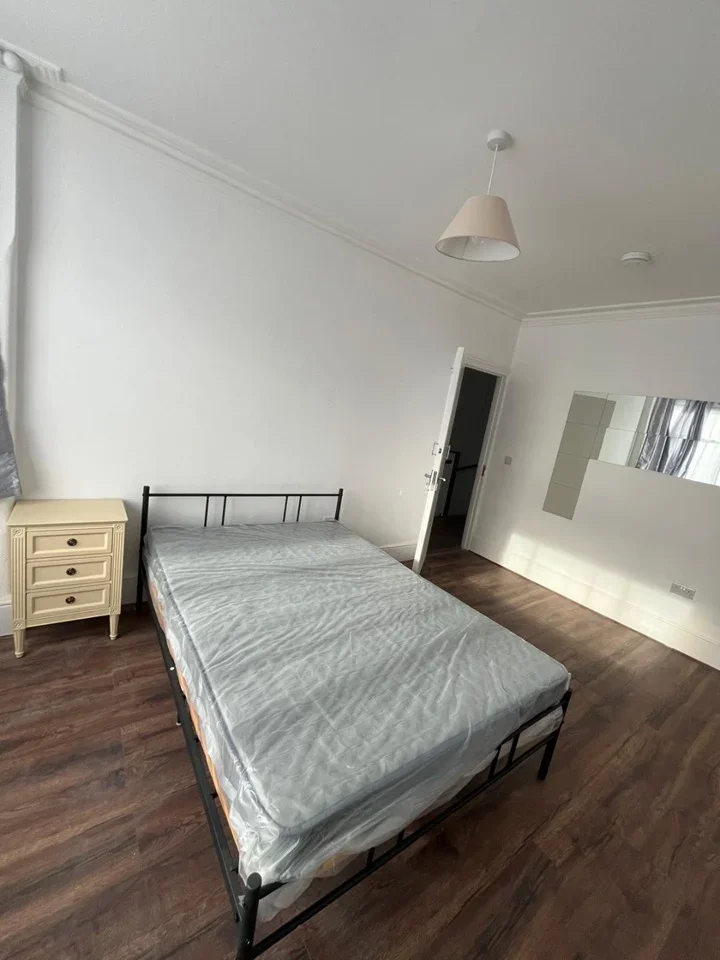 Room Greenhithe Close in Greater London