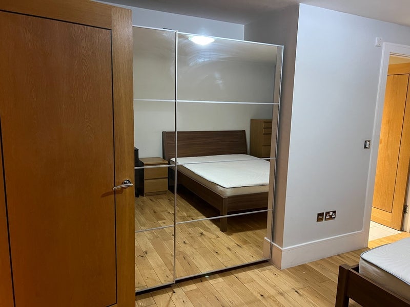 Room Newport Avenue in Greater London