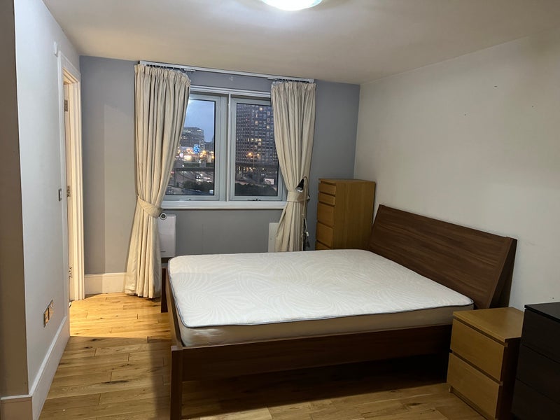 Room Newport Avenue in Greater London