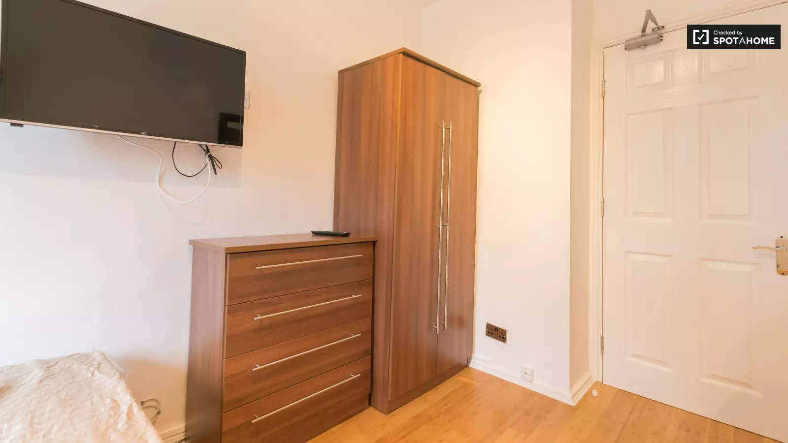 Flat Borrodaile Road in Greater London