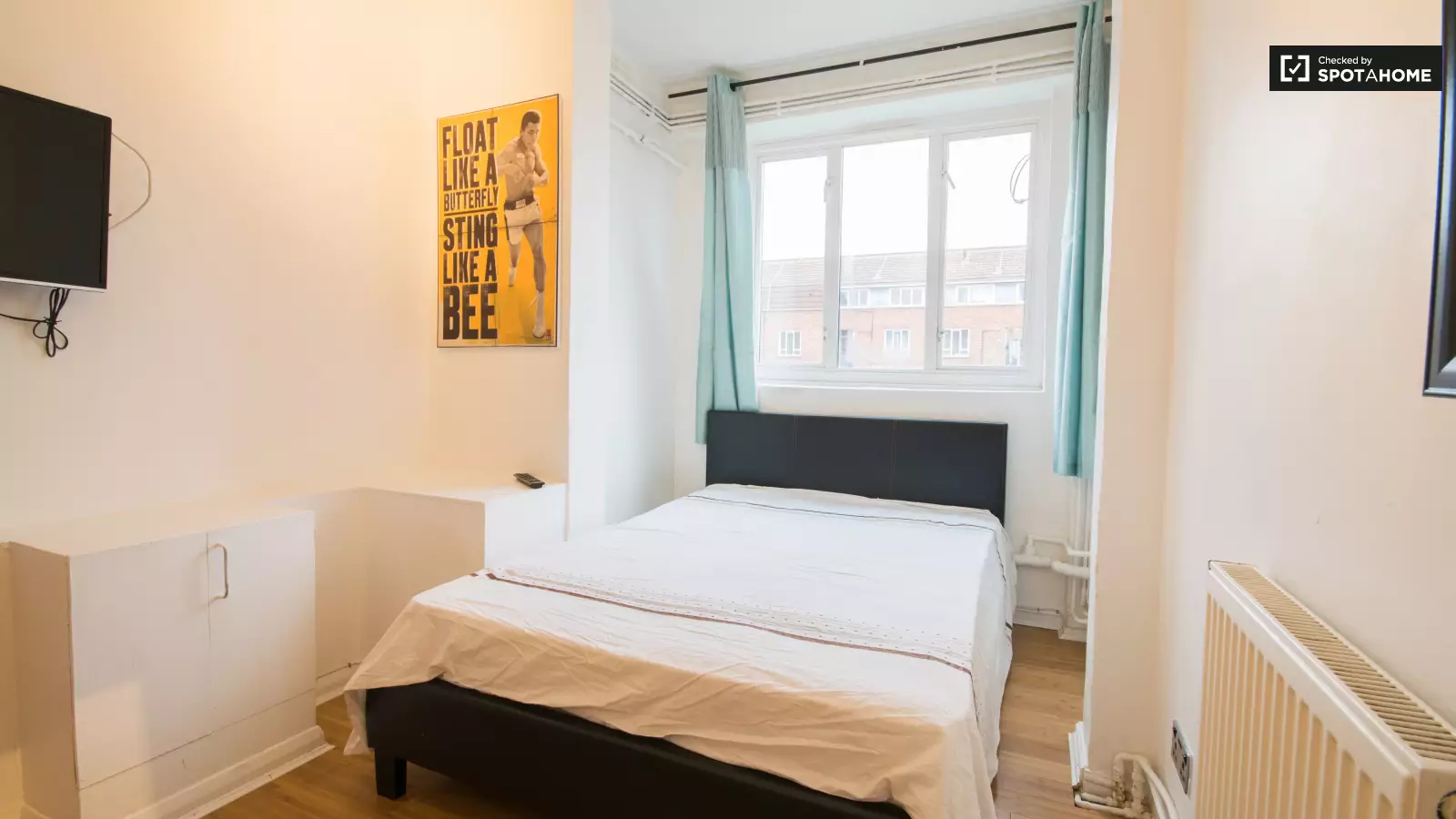 Flat Borrodaile Road in Greater London