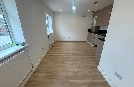 Flat Sutton Lane in Slough