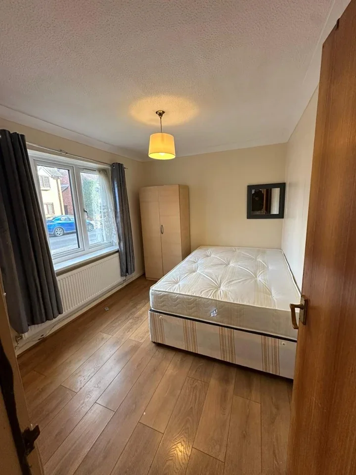 Room Wickets Way in Greater London