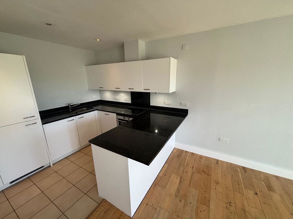 Flat Beaumont Drive in Greater London