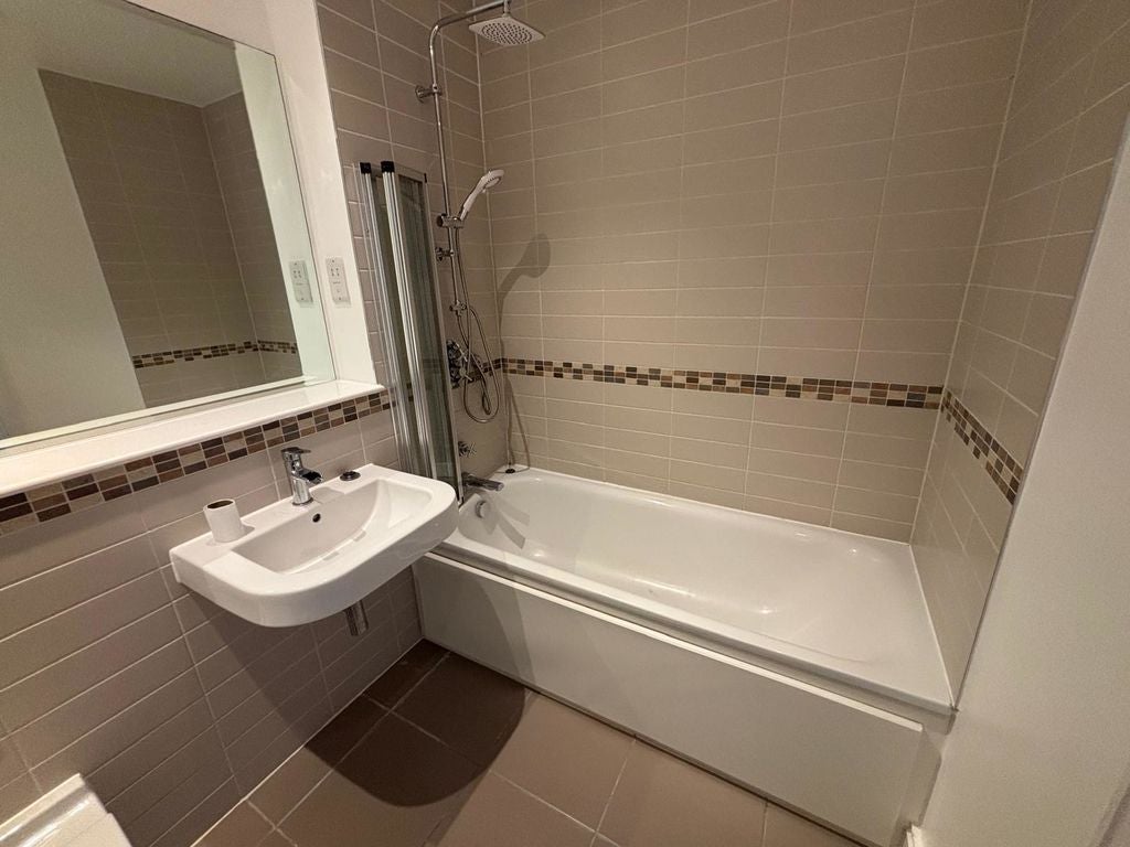 Flat Beaumont Drive in Greater London