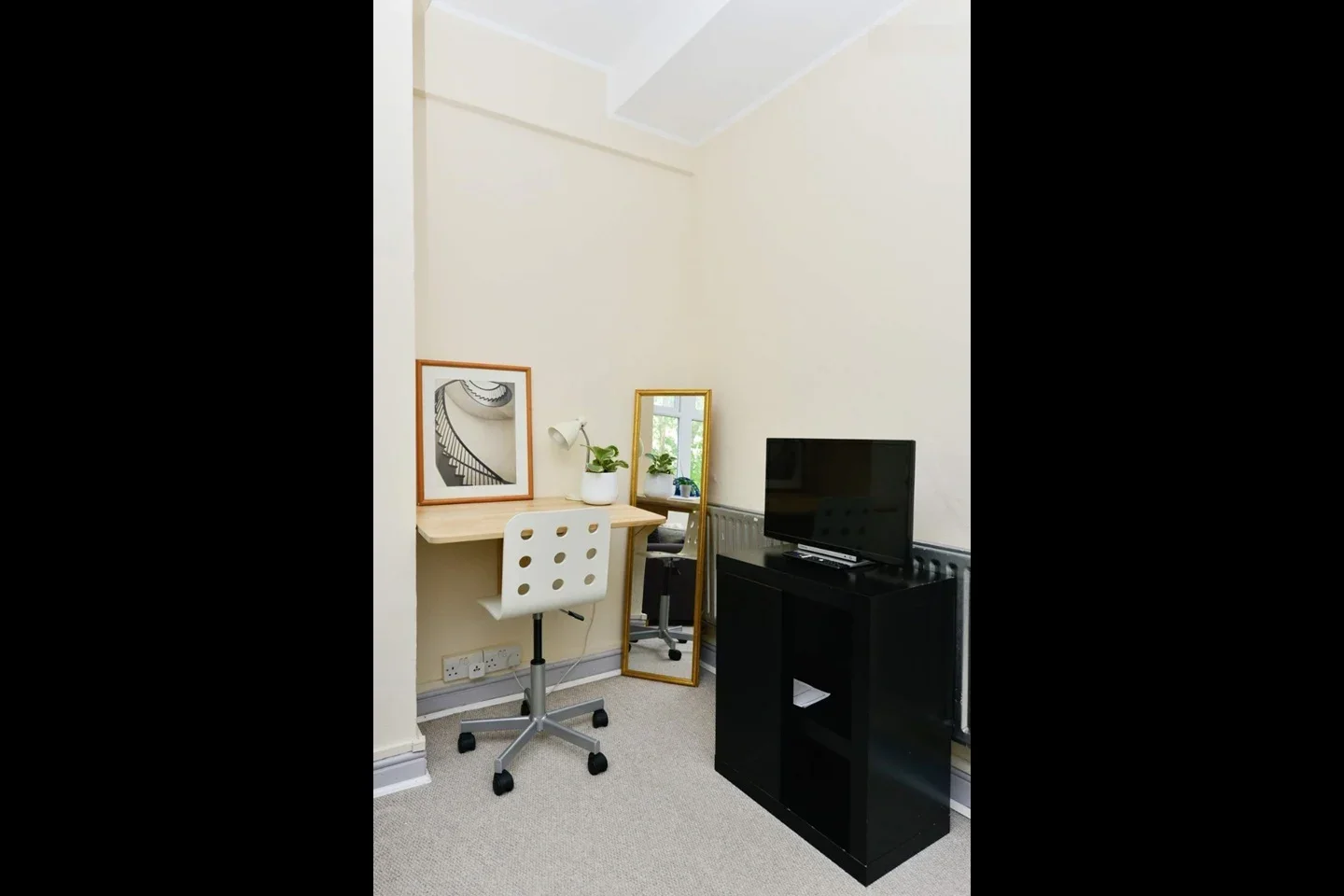 Flat Dunton Road in Greater London