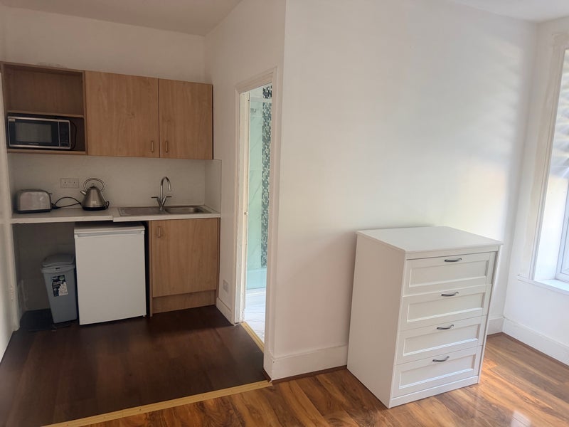 Room Ferme Park Road in Greater London