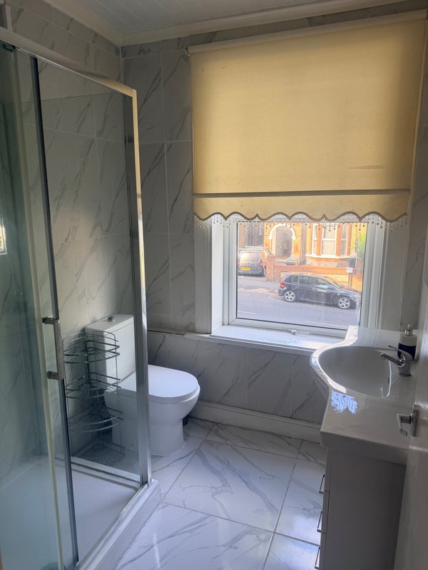 Room Ferme Park Road in Greater London