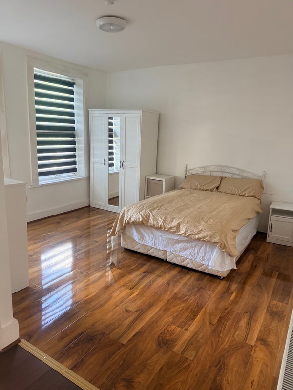Room Ferme Park Road in Greater London