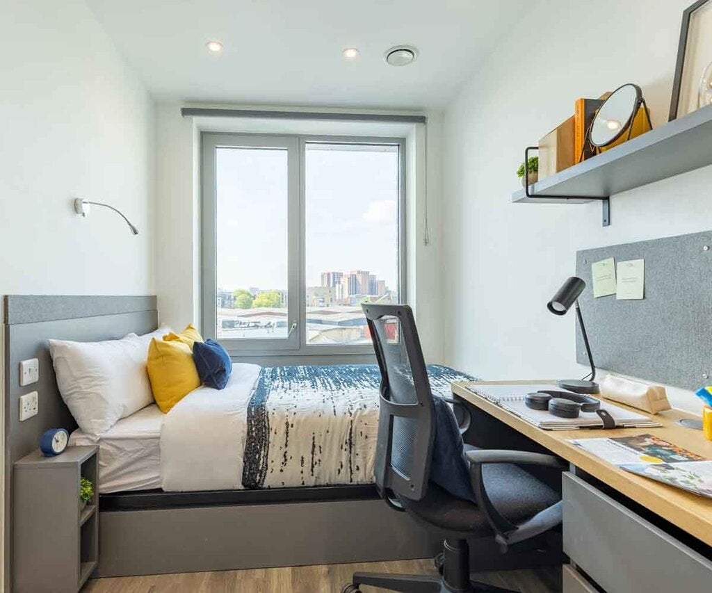 Room Oxley Close in Greater London